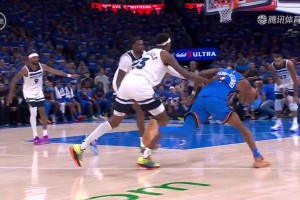 被气到破防😭麦丹从背后愤怒推飞亚历山大，被吹一级恶意犯规！