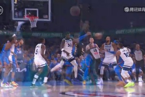 杀红眼？多特跳球直接给了裁判福斯特一巴掌，直接干出鼻血了🫢