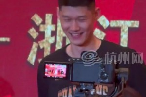 隐藏技能？胡金秋庆功宴上跟着啦啦宝贝跳舞~