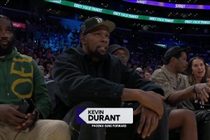 旁边咋没个妹子啥的？杜兰特现身WNBA场边观看比赛