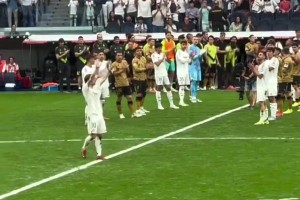 致敬！魔笛伯纳乌告别战被换下，双方球员列队！全场球迷起立鼓掌