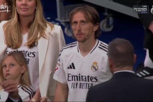 不愧是队史冠军最多的球员！球场DJ介绍魔笛荣誉用了整整一分钟