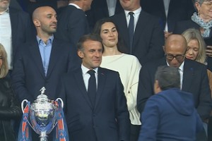 包揽国内3冠🏆巴黎球员领取奖牌，马尔基尼奥斯捧起冠军奖杯