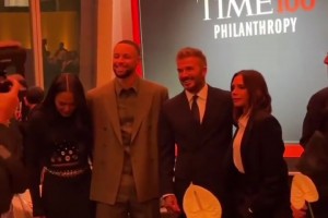 小贝这通吃美国体育界啊！库里和贝克汉姆夫妇出席盛典并合影🫠