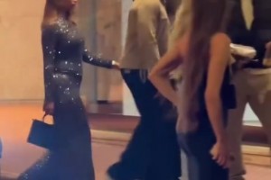 和詹娜比怎么样？布克被拍到和新女友一起逛街😍😍