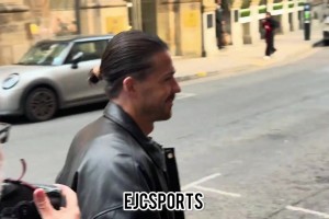 骑上我心爱的车车~瓜迪奥拉骑着自行车参加德布劳内告别仪式🤣