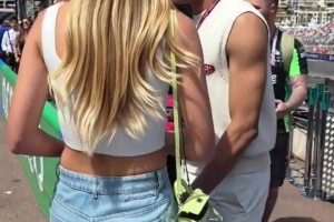 姆巴佩观战摩纳哥F1站与库尔图瓦妻子打招呼