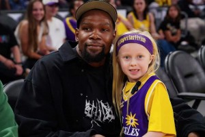 杜兰特和小球迷玩剪刀石头布 小帅要是有孩子也这么大了吧🤣