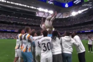 莫德里奇赛后被队友高高举起，全场伯纳乌球迷跟着欢呼！