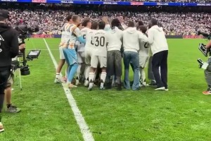 泪目！皇马球员将莫德里奇和安帅高高抛起！