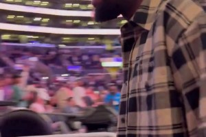 👀杜兰特现身洛杉矶观看火花队对阵芝加哥天空的比赛