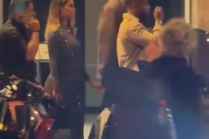 开始新恋情👀布克和女友牵手逛街 感觉和詹娜不是一个类型啊