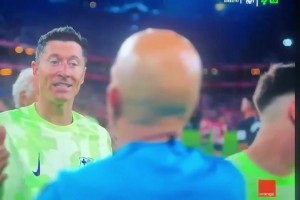 这。。😱！皇马大V博主：巴萨球员向裁判队友告别