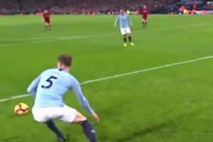 C罗的射门力量有多恐怖？对手：脑袋嗡嗡的！