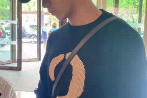 帅气🔥，国足集训期间国安球员吴少聪戴着鸭舌帽给球迷签名