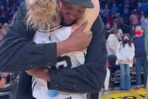 小帅的迷妹吗？杜兰特和金州女武神球员范卢赛后紧紧拥抱