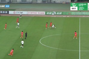 中乙惊现中圈吊射名场面，这个门在干嘛啊😅