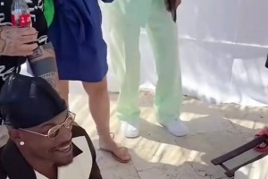 被好友魔术师扑克牌藏蛇，硬汉巴特勒也有被吓倒地的时候！