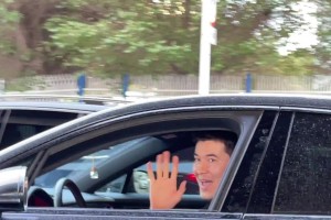 球迷偶遇新疆球星阿不都开车 评论区惊现赵睿：是我的帕拉梅拉！