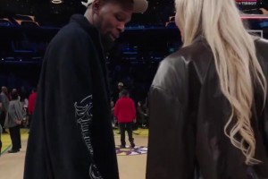小帅这气质！杜兰特与库里教妹布林克拥抱，眼睛好像一直偷瞟布林克大长腿🙈
