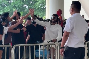 走走哈登的路！拉塞尔广东行，开心骑着动感单车