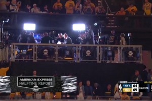 啊？转播镜头给到解说看台，奥尼尔居然抱着一个人在弯举🤣🤣