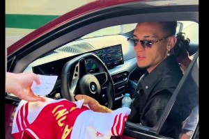 安东尼为人是真好！哪怕自己快迟到了都给中国粉丝签名🫠