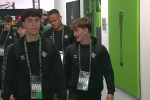 大战一触即发！贝蒂斯将帅抵达球场备战！