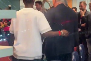 又见面了😂维尼修斯回到巴西与正在考察球员的安切洛蒂谈笑风生