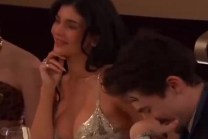 卡家小妹凯莉-詹娜此前参加金球奖颁奖，逆天身材太吸睛了！