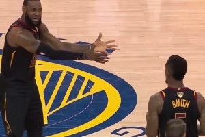 名场面！JR抢下关键篮板没看表，老詹质问JR为何传球😂