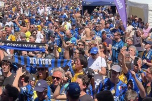 热情高涨！国米球迷在当地集结，声势浩大🐍