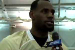 哥两个还会这个啊？11年NBA停摆期间老詹和阿杜组队玩橄榄球