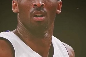 利文斯顿谈科比：这家伙会的太多了，他用左手在我头上后仰跳投！