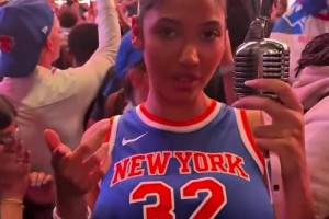 女球迷抢眼👀纽约球迷相聚街头大喊：谢谢尼克斯，明年再来