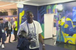 冲击金球奖？欧冠决赛入场登贝莱一脸轻松！