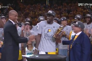 实至名归🏆！西亚卡姆当选东决MVP🏆 选票5:4哈利