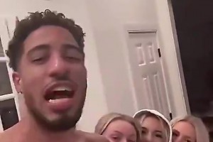 这小子进总决赛了！哈利此前光着膀子与三位金发美女同框😍