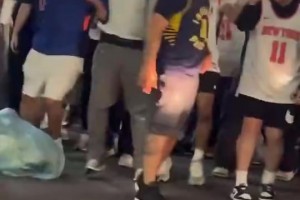 哥们现在肯定很开心！穿着哈利球衣的粉丝，此前被尼克斯球迷群攻