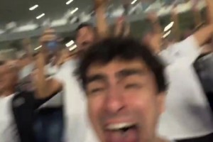 内马尔这上帝之手全场观众都没看到啊🫠要不是有VAR的话……