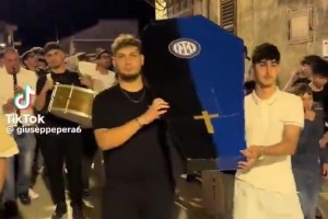 意大利人为国际米兰举行葬礼，直接泰勒个蓝黑棺材啊😅