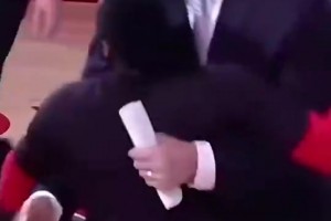 近日姚明减重，登哥貌似又变胖了！大姚还能抱得起哈登嘛😂