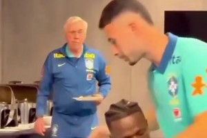 巴西主帅安切洛蒂试图回想起：他似乎在哪里见过马丁内利🤣