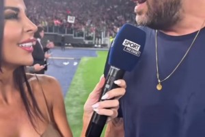 无处安放的眼睛👀原来国外麦克风都是夹在胸前的呀🥰