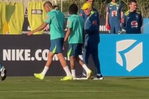 聊啥呢🤔安切洛蒂巴西队首次训练结束后与拉菲尼亚单独谈话