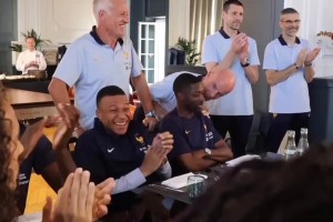 登贝莱：这不小姆嘛🤣！法国集训姆巴佩坐在登贝莱旁笑得很开心