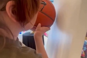 太逗了！巴克利此前节目上吐槽奥尼尔的脑残提问！两小儿辩月！