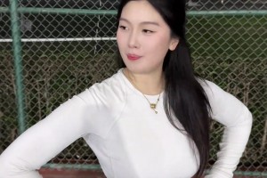 这娘们真有劲！国产卡戴珊的肘子姐单手扔球：毕竟以前练标枪的~