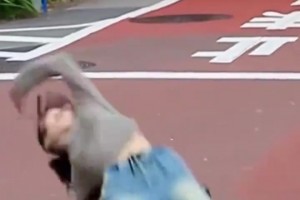 女生街头展示花式足球，网友：原来动漫里都是真的！