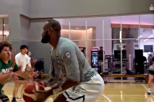 一刻也不停歇！阿杜休赛期又开始带着邓恩一起训练了